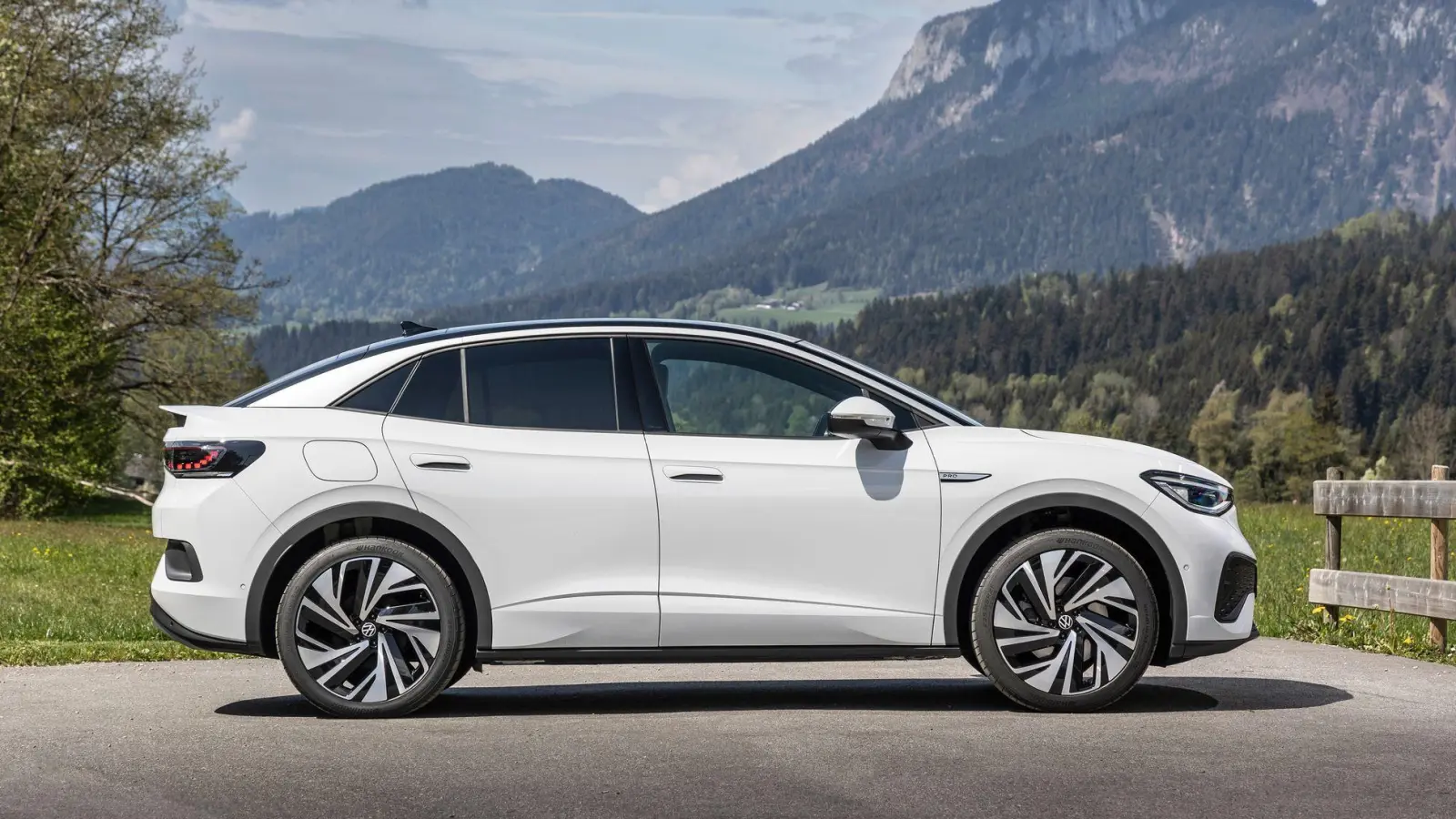 Schräge Sache: Der ID.5 (im Bild) unterscheidet sich im Design vor allem in der Heckgestaltung vom ID.4. (Foto: Ingo Barenschee/Volkswagen AG/dpa-tmn)