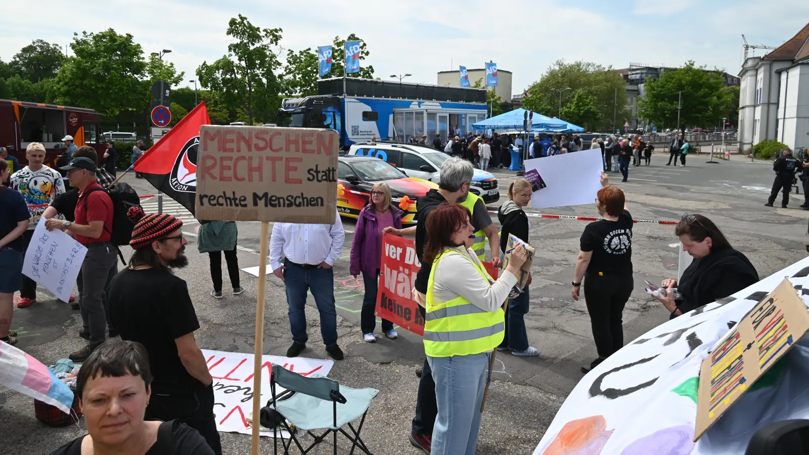 Auf der Hofwiese konnten sich die Kontrahenten in die Augen schauen. Im Hintergrund die Besucherinnen und Besucher des AfD-Trucks, vorne die Gegen-Demonstrierenden.  (Foto: Wolfgang Grebenhof)