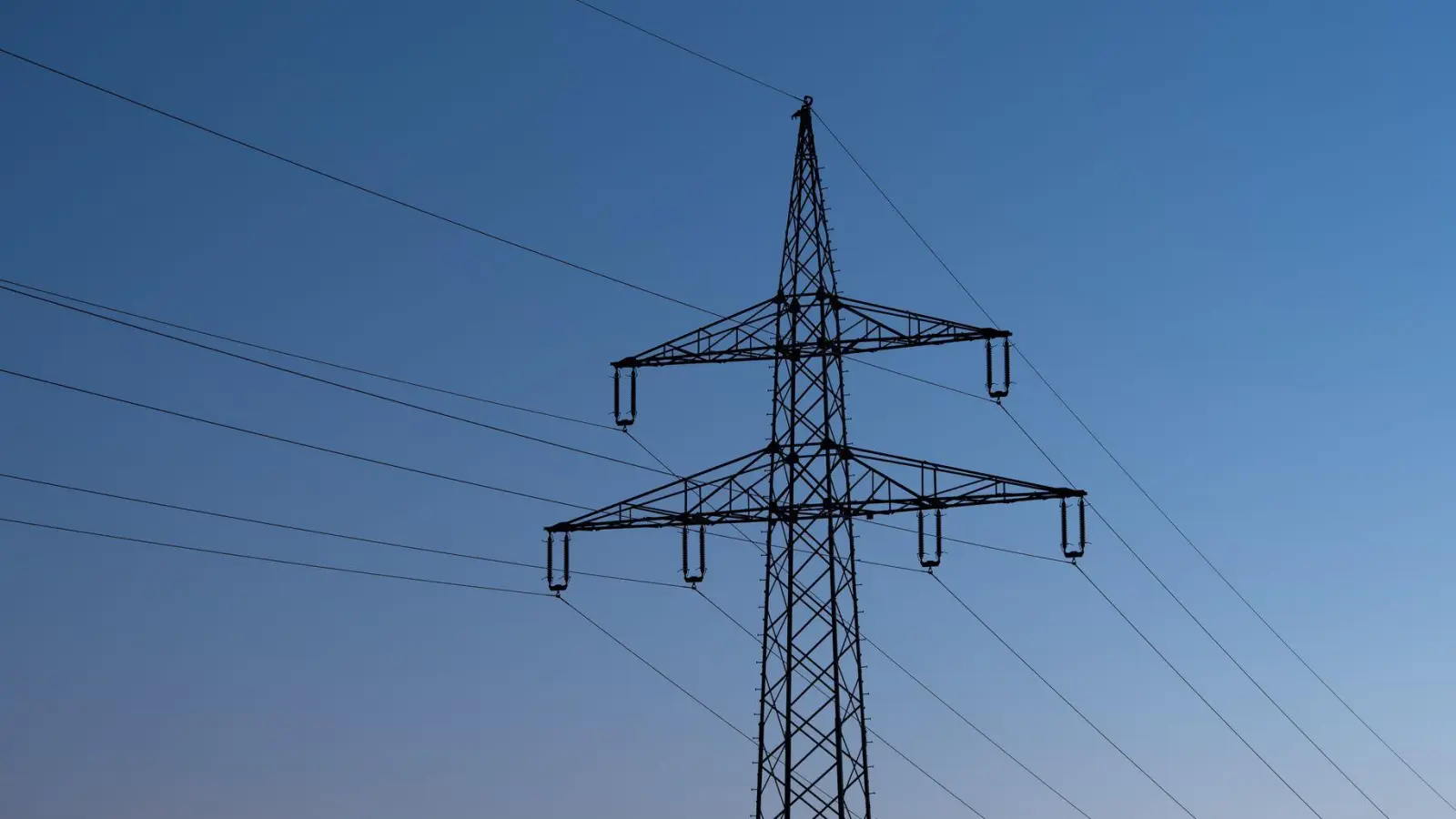 Warum der Mann die gefährliche Aktion durchführte, war zunächst unklar. (Symbolbild). (Foto: Silas Stein/dpa)