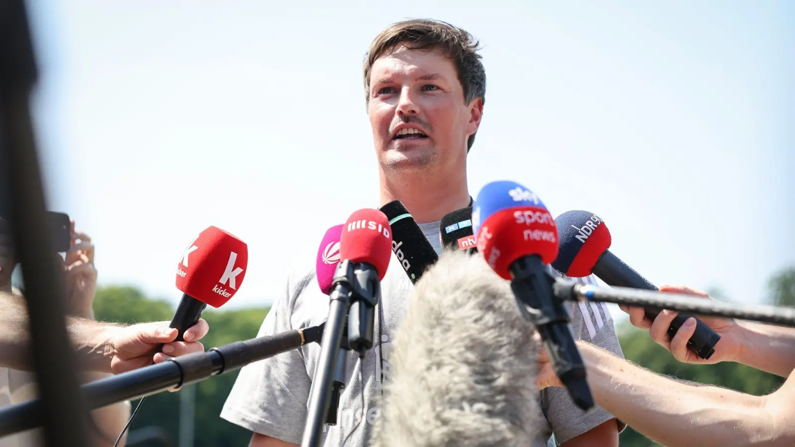 Ist vor seiner ersten Bundesliga-Saison gefragt: HSV-Cheftrainer Merlin Polzin (Archivbild) (Foto: Christian Charisius/dpa)