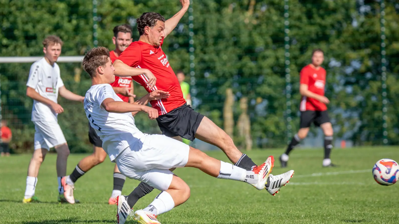 Vizemeister SC Aufkirchen (vorne rechts: Steffen Schöllhammer) und Aufsteiger FC/DJK Burgoberbach (vorne links Tom Forster) spielen in der Spitzengruppe der Bezirksliga Süd mit. (Foto: Markus Zahn)