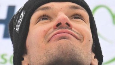 Tommaso Giacomel erinnerte nach seinem Sieg beim Biathlon-Weltcup in Oberhof an seinen gestorbenen Freund Sivert Bakken. (Foto: Hendrik Schmidt/dpa)