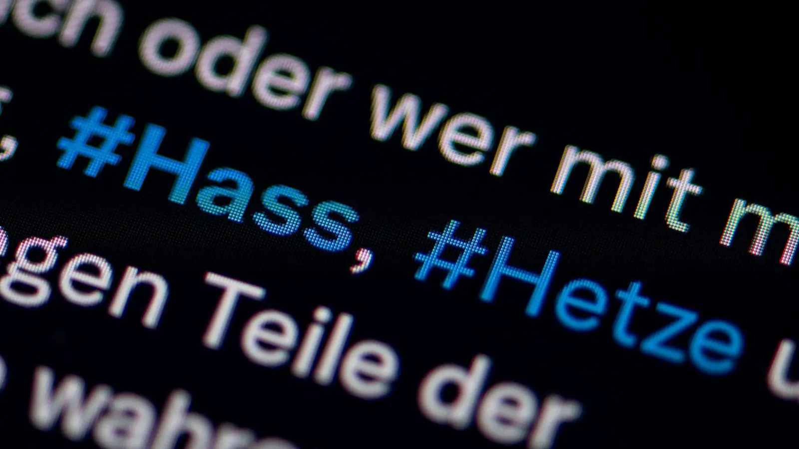 Laut einer Studie schränken Betroffene von Hass-Posts ihre Internetnutzung ein. (Foto: Fabian Sommer/dpa)