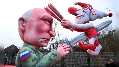 Ein Mottowagen auf dem Putin die Düsseldorfer Karnevalsfigur Hoppeditz aufspießt, fährt aus der Wagenbauhalle in Köln.  (Foto: Federico Gambarini/dpa)