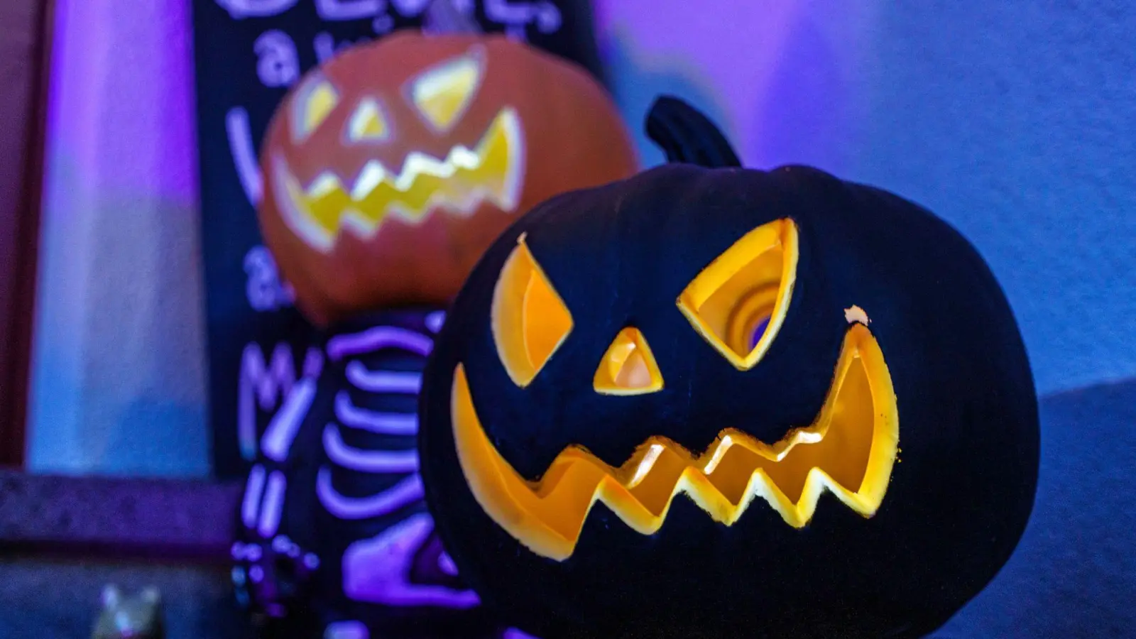 Gruselig darf es an Halloween zugehen – doch das, was Kindern in Dinkelsbühl untergejubelt wurde, erwies sich als lebensgefährlich. (Symbolbild: Andreas Arnold/dpa/dpa-tmn)