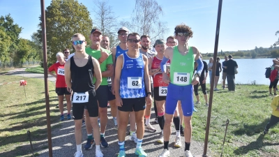Warten auf den Start der Mittelstrecke am Obernzenner See, vorne v. l.: David Weckel (4.), Sieger Florian Koch und der Zweitplatzierte Valentin Herrmann. (Foto: Jörg Behrendt)
