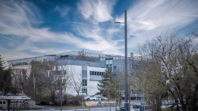 In der Nähe des Würzburger Klinikums sorgt bereits eine 5G-Straßenleuchte für besseren Empfang. (Foto: Sven's Bildwerke/5G Synergiewerk)