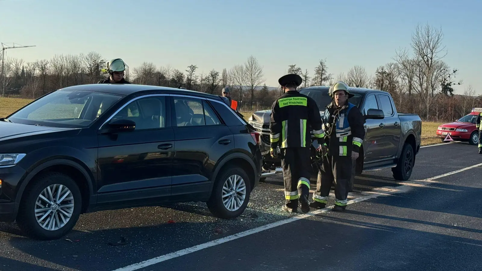 Die Hilfskrifte siind schon am Werk bei dem Unfall auf der Staatsstraße bei Bad Windsheim. (Symbolbild: Feuerwehr Bad Windsheim)