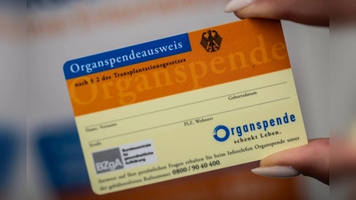 Bayernweit warten mehr als 1.000 Patientinnen und Patienten auf eine Organspende. (Symbolbild) (Foto: Michael Kappeler/dpa)