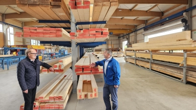 Holz ist zwar nicht ihr ursprüngliches Metier, aber als Unternehmer haben beide viel Erfahrung: Hans-Jürgen Keil (rechts) und Johannes Bauer, die neuen Gesellschafter und Geschäftsführer der ehemaligen Zimmerei Mohr. (Foto: Wolfgang Grebenhof)