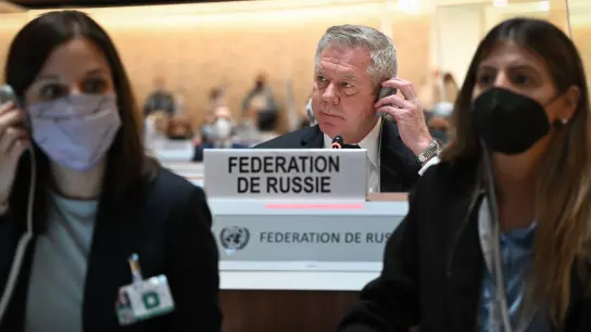Der russische UN-Botschafter Gennadi Gatilow bei einer Sitzung des UN-Menschenrechtsrats in Genf im Februar kurz nach Beginn des russischen Angriffs. (Foto: Fabrice Coffrini/KEYSTONE/dpa)
