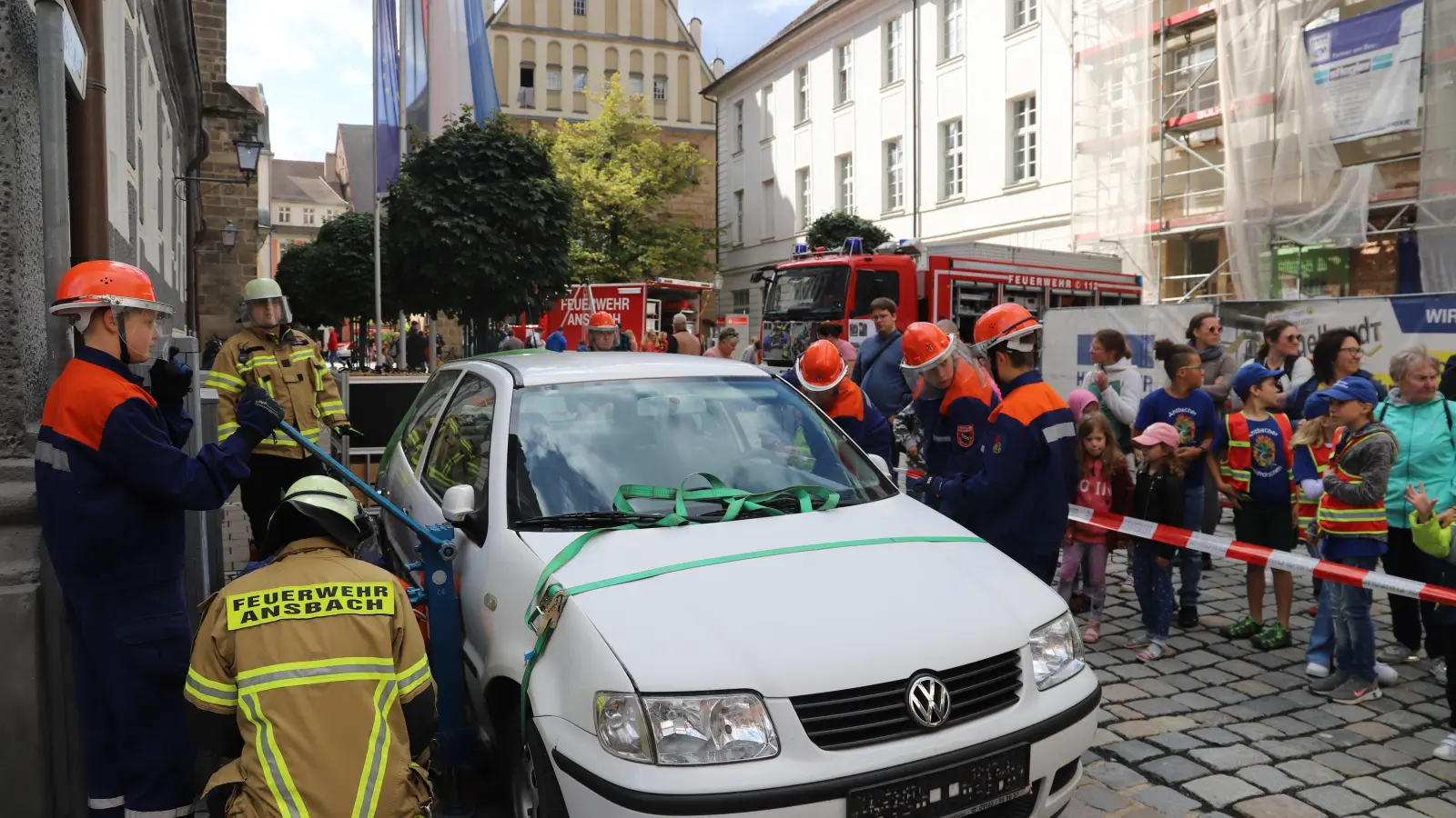 Der Feuerwehrnachwuchs bockte auf dem Montgelasplatz ein altes Auto auf. (Foto: Oliver Herbst)