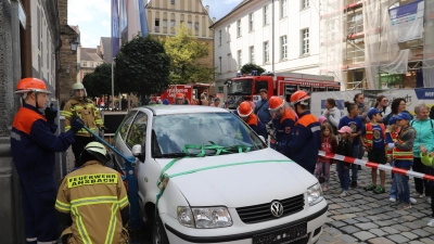 Der Feuerwehrnachwuchs bockte auf dem Montgelasplatz ein altes Auto auf. (Foto: Oliver Herbst)