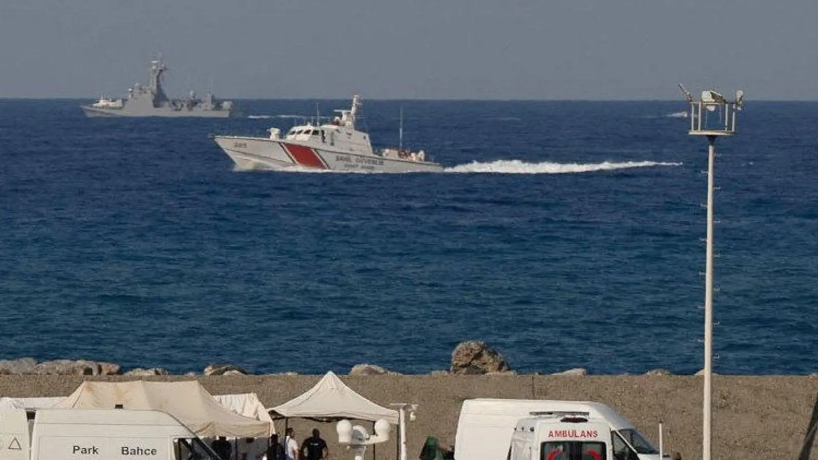 Die Suche nach Überlebenden des Fährunglücks geht weiter. (Foto: Nedim Enginsoy/AP/dpa)