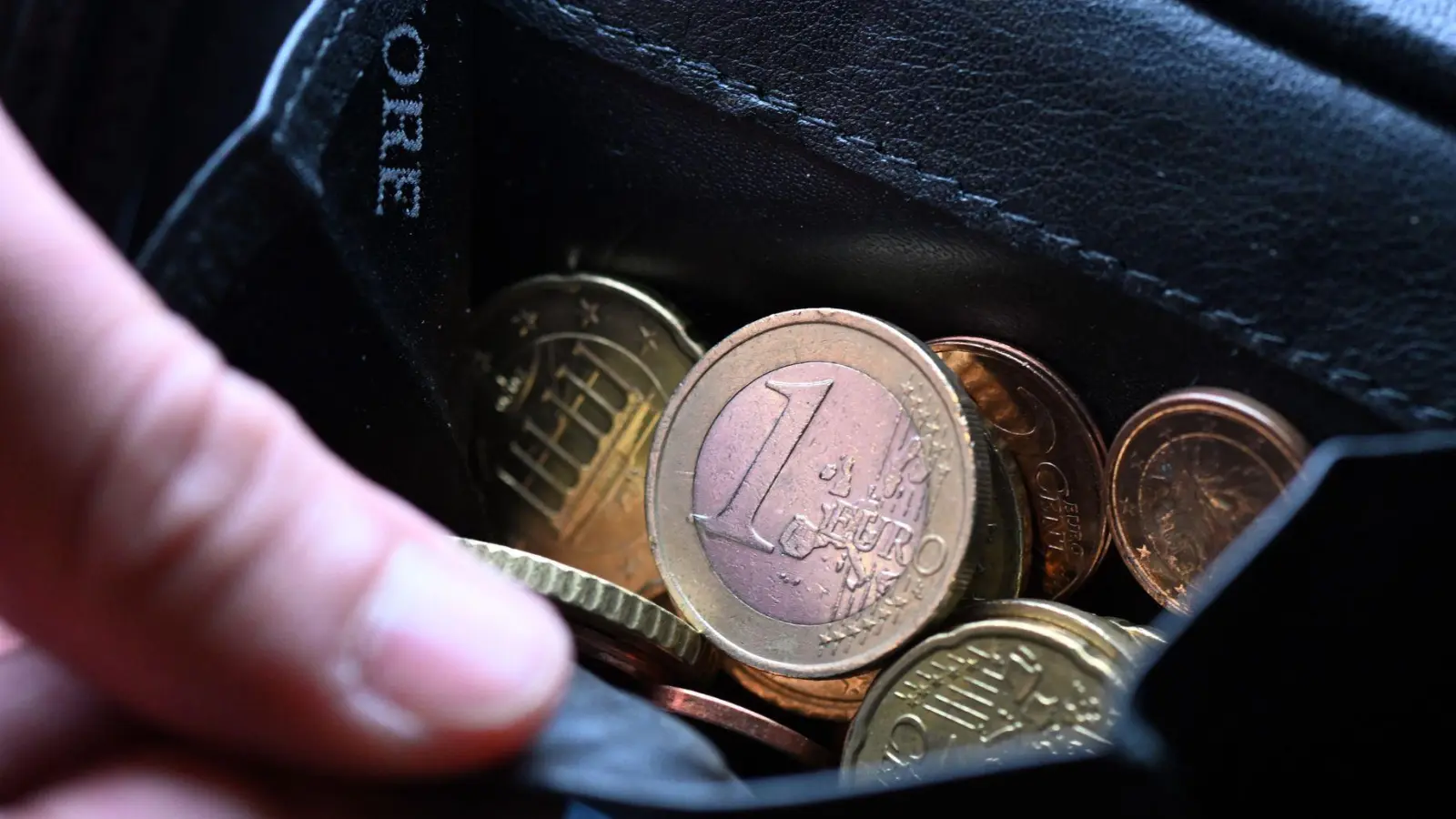 Auch Kleingeld kann sich zu einem netten Sparbetrag addieren, wenn man es konsequent beiseitelegt. (Foto: Federico Gambarini/dpa/dpa-tmn)