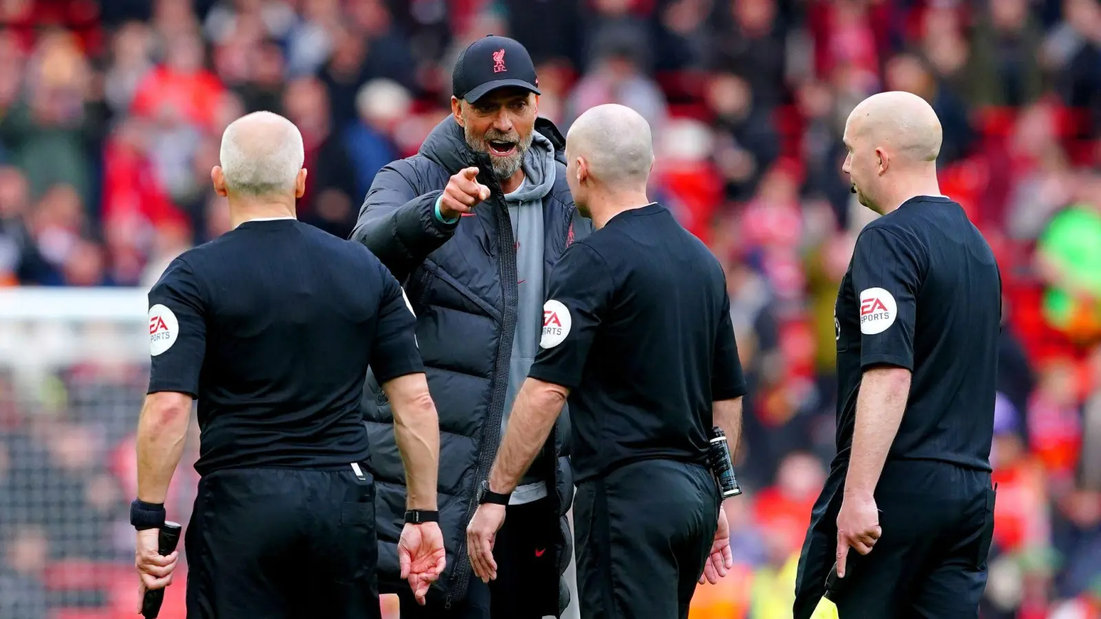 Liverpool-Coach Jürgen Klopp suchte nach dem Spiel das Gespräch mit dem Schiedsrichter. (Foto: Peter Byrne/PA Wire/dpa)