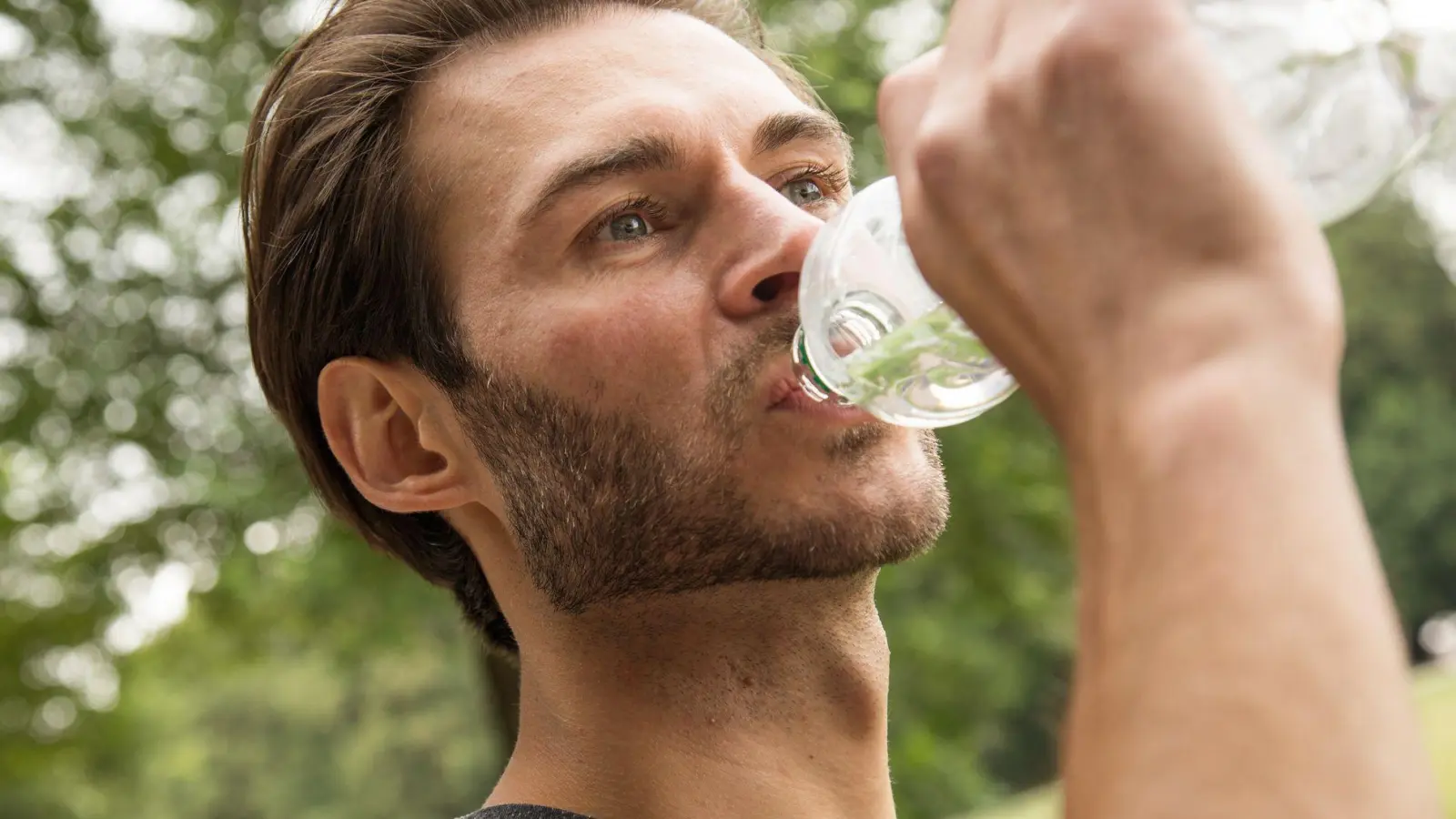 Acetaldehyd im Wasser macht sich durch einen süßlichen Geschmack bemerkbar. (Foto: Christin Klose/dpa-tmn)