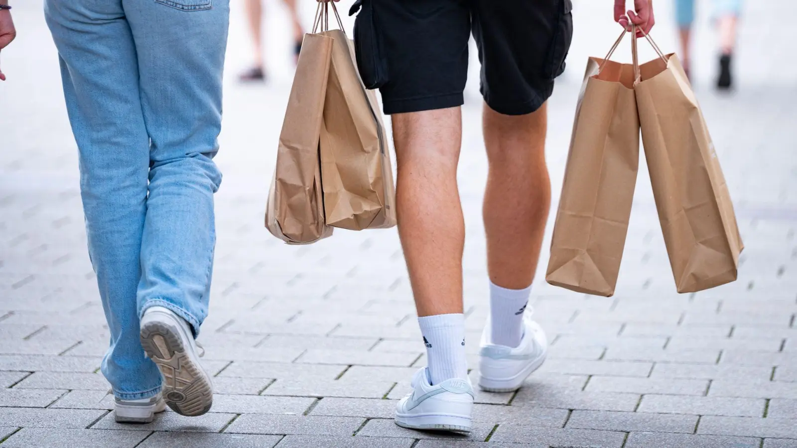Besser gezielt als spontan: Wer oft Impulskäufen erliegt, merkt das am Ende des Monats auf dem Konto. (Foto: Jonas Walzberg/dpa/dpa-tmn)