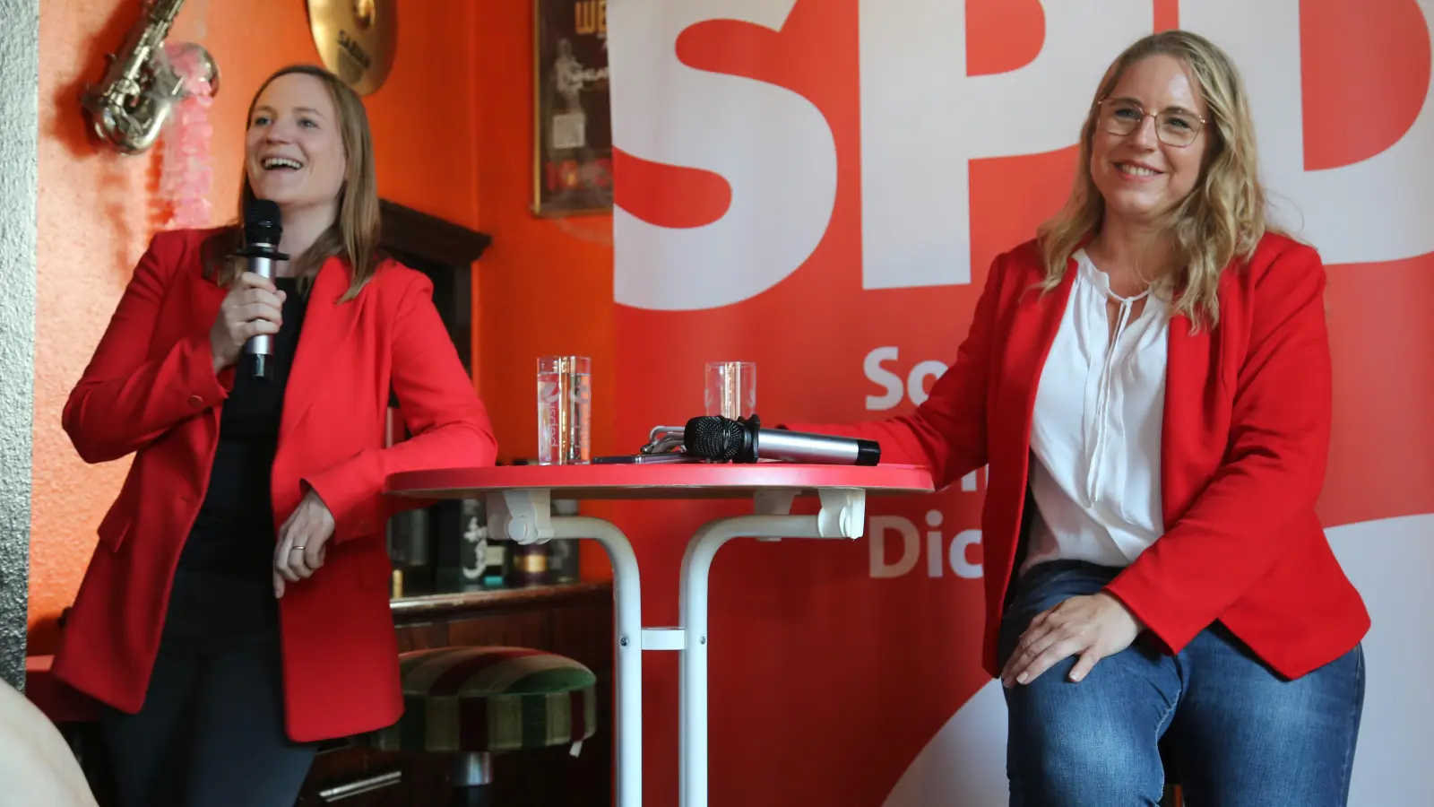 Die SPD-Politikerinnen Carmen Wegge (links) und Kathrin Pollack bei einem Info-Abend zur Cannabis-Legalisierung. (Foto: Martina Kramer)