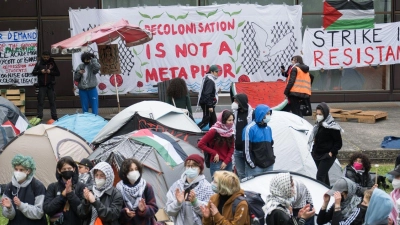 Propalästinensische Aktivisten haben am Dienstag einen Hof der Freien Universität in Berlin besetzt. (Foto: Sebastian Christoph Gollnow/dpa)