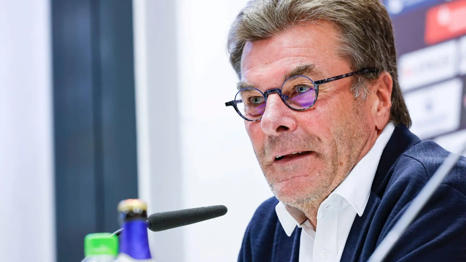 Der Nürnberger Sportvorstand Dieter Hecking bei einer Pressekonferenz. (Foto: Daniel Löb/dpa/Archivbild)