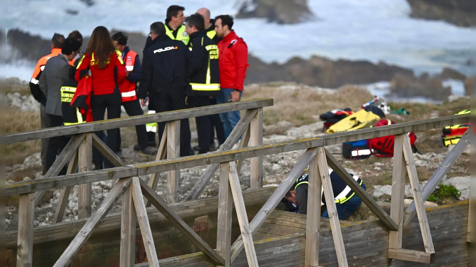 Zwei Tage nach dem Einsturz eines Holzstegs an der Küste der spanischen Region Kantabrien ist die letzte Vermisste tot gefunden worden. Die Zahl der Todesopfer des Unglücks vom Dienstag steigt damit auf sechs. Nur eine Frau überlebte. (Foto: Nacho Cubero/EUROPA PRESS/dpa)