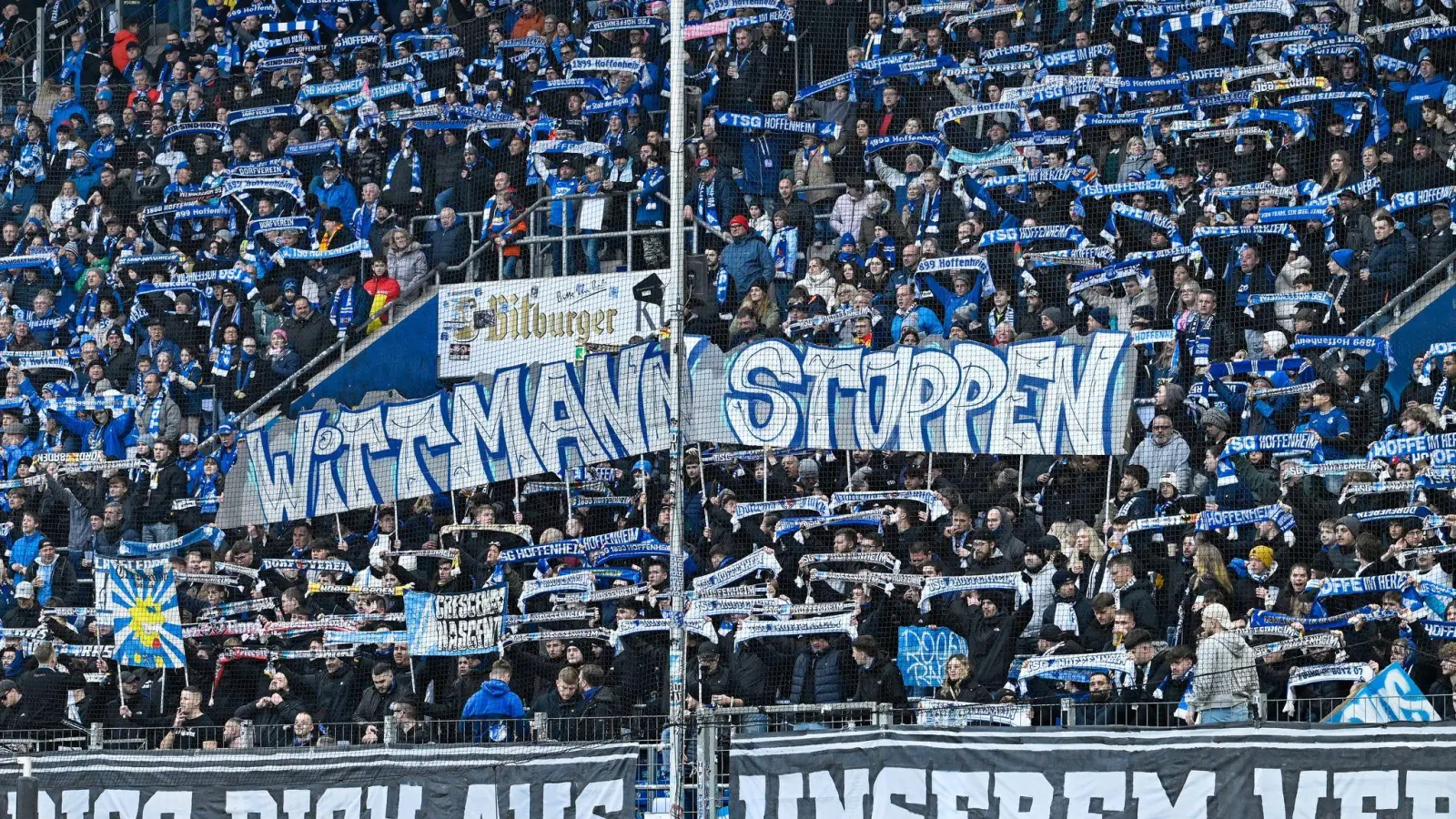 Hoffenheimer Fans protestierten beim Spiel gegen Leipzig gegen Spielerberater Roger Wittmann. (Foto: Uwe Anspach/dpa)