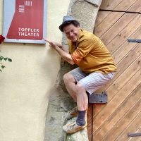Voller Körpereinsatz für das Toppler-Theater: Olaf Creutzburg ist dieses Jahr zum zweiten Mal in der Stadt zu Gast. In der Erbschaftskomödie „Jeeps” spielt er den Sachbearbeiter Gabor. (Foto: Corinna Müller)