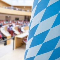 Wen entsendet der Landtag in die nächste Bundesversammlung? Eine Vorentscheidung gab es nun per Los. (Archivbild) (Foto: Peter Kneffel/dpa)
