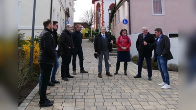 Landrat Helmut Weiß (Zweiter von rechts) besuchte mit seinen Stellvertretern, Abteilungsleitern und dem Wirtschaftsförderer die Gemeinde Markt Bibart (rechts Bürgermeister Klaus Nölp). (Foto: Ulli Ganter)