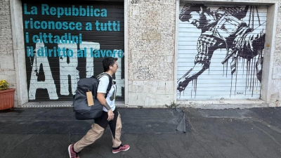 Anders als in den deutschen Innenstädten mit ihren vielen Schaufenstern hat in Italien noch so gut wie jedes Geschäft die schweren metallenen Rollläden. (Foto: Christoph Sator/dpa)