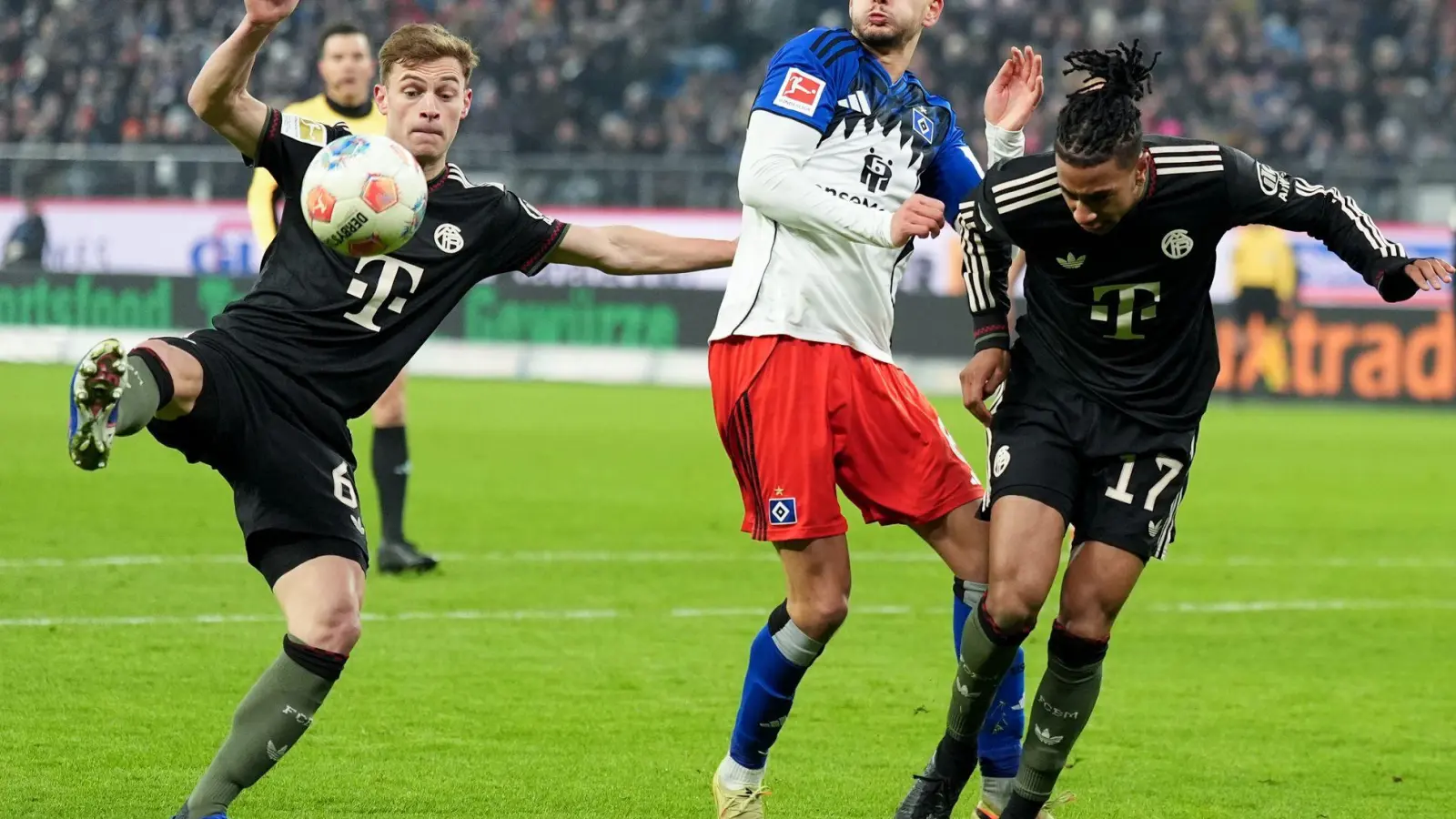 Hart umkämpftes Spiel zwischen den Bayern und dem HSV. (Foto: Marcus Brandt/dpa)