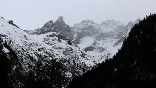 Schneebedeckt Berge begrenzen das Rappenalptal. (Foto: Karl-Josef Hildenbrand/dpa)