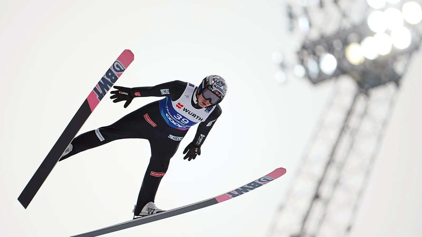 Verliert er nachträglich noch Gold? Norwegens Skispringer Marius Lindvik. (Foto: Georg Hochmuth/APA/dpa)