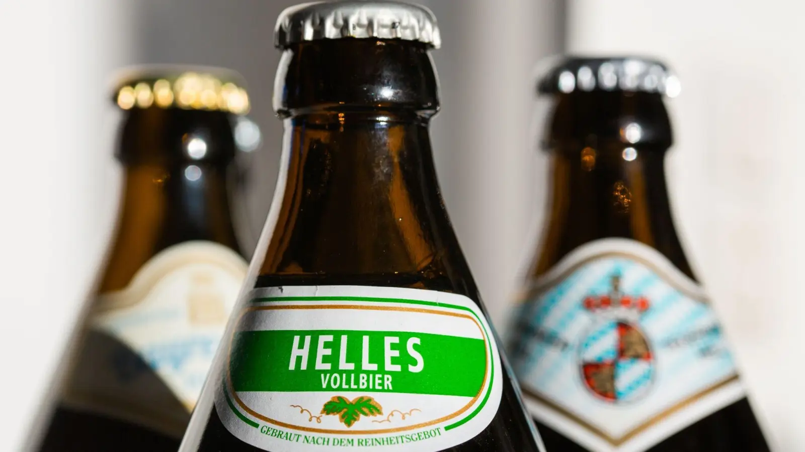 Aus einer Garage in Ippesheim verschwanden mehrere Liter Wein, außerdem sechs Flaschen Bier. (Symbolbild: Fernando Gutierrez-Juarez/dpa)