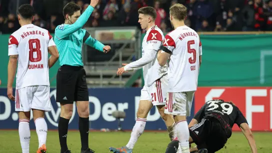 Gegen Fortuna Düsseldorf hatte der Nürnberger Florian Flick (M.) die Rote Karte gesehen. (Foto: Daniel Karmann/dpa)