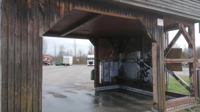 Wahrlich kein Blickfang: Auch wenn der Busbahnhof Am Schießwasen in Bad Windsheim noch länger auf sich warten lässt, das Bushäuschen muss ausgetauscht werden, sagte Bürgermeister Jürgen Heckel. (Foto: Katrin Merklein)
