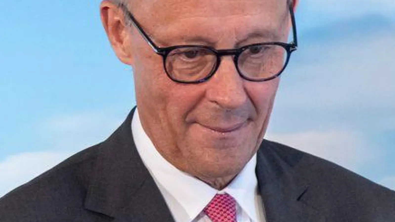 Nach seinem Treffen mit dem bayerischen Kabinett äußerte sich Kanzler Merz auch zur globalen Mindeststeuer - er steht dem Konzept demnach sehr skeptisch gegenüber.  (Foto: Peter Kneffel/dpa)