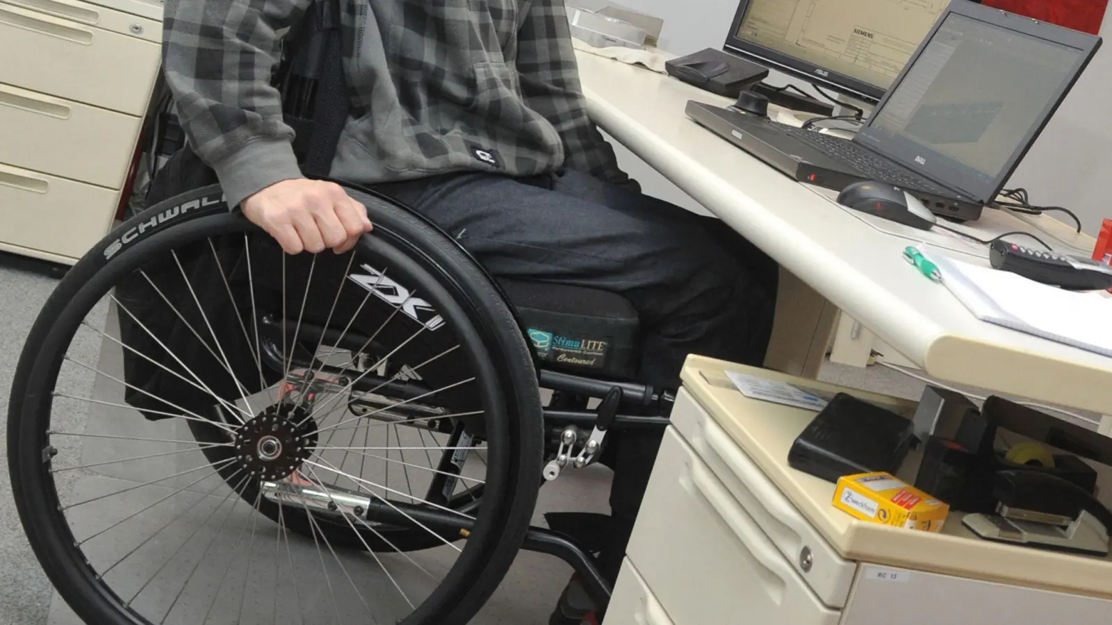 Ein Viertel aller beschäftigungspflichtigen Arbeitgeber beschäftigen keinen Menschen mit Schwerbehinderung (Symbolbild). (Foto: Stefan Puchner/dpa)
