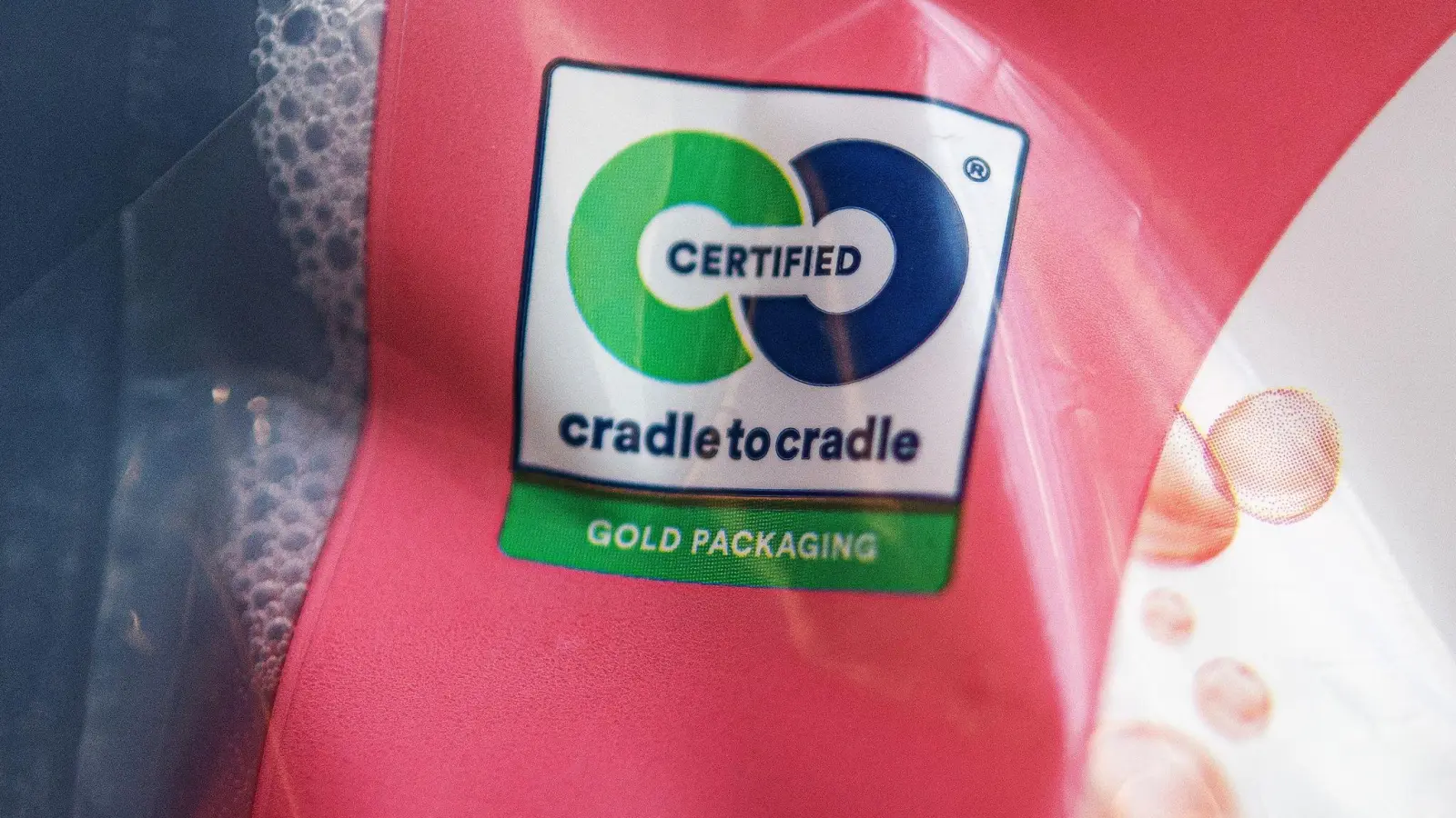 Keine Verschwendung von Rohstoffen: Das Cradle-to-Cradle-Logo kann helfen, nachhaltige Produkte zu erkennen. (Foto: Bernd Diekjobst/-/dpa-tmn)