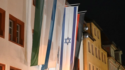 Die Flagge des Staates Israel wird regelmäßig am Ansbacher Rathaus aufgezogen, hier im Oktober 2025 zum zweiten Jahrestag des Hamas-Angriffs. (Foto: Manfred Blendinger)