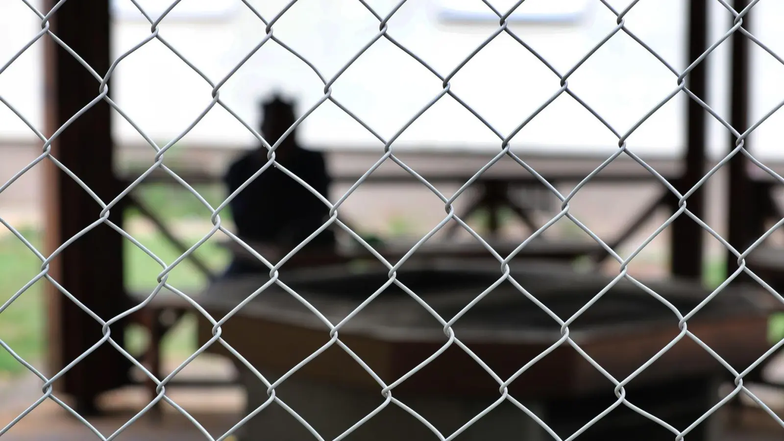 Bayerns Ankerzentren leisten nach Ansicht von Innenminister Joachim Herrmann (CSU) weiterhin einen unverzichtbaren Teil zur Unterbringung von geflüchteten Menschen in Bayern. (Illustration) (Foto: Karl-Josef Hildenbrand/dpa)