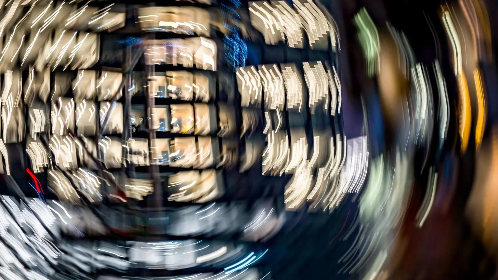 Viele Mütter würden bei besseren Möglichkeiten länger arbeiten. (Illustration) (Foto: Frank Rumpenhorst/dpa)