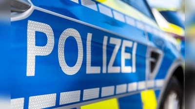 Mit einer neuen Betrugsmasche haben falsche Polizisten eine 67-Jährige in Neunburg vorm Wald um kostbaren Schmuck gebracht. (Symbolbild) (Foto: David Inderlied/dpa)