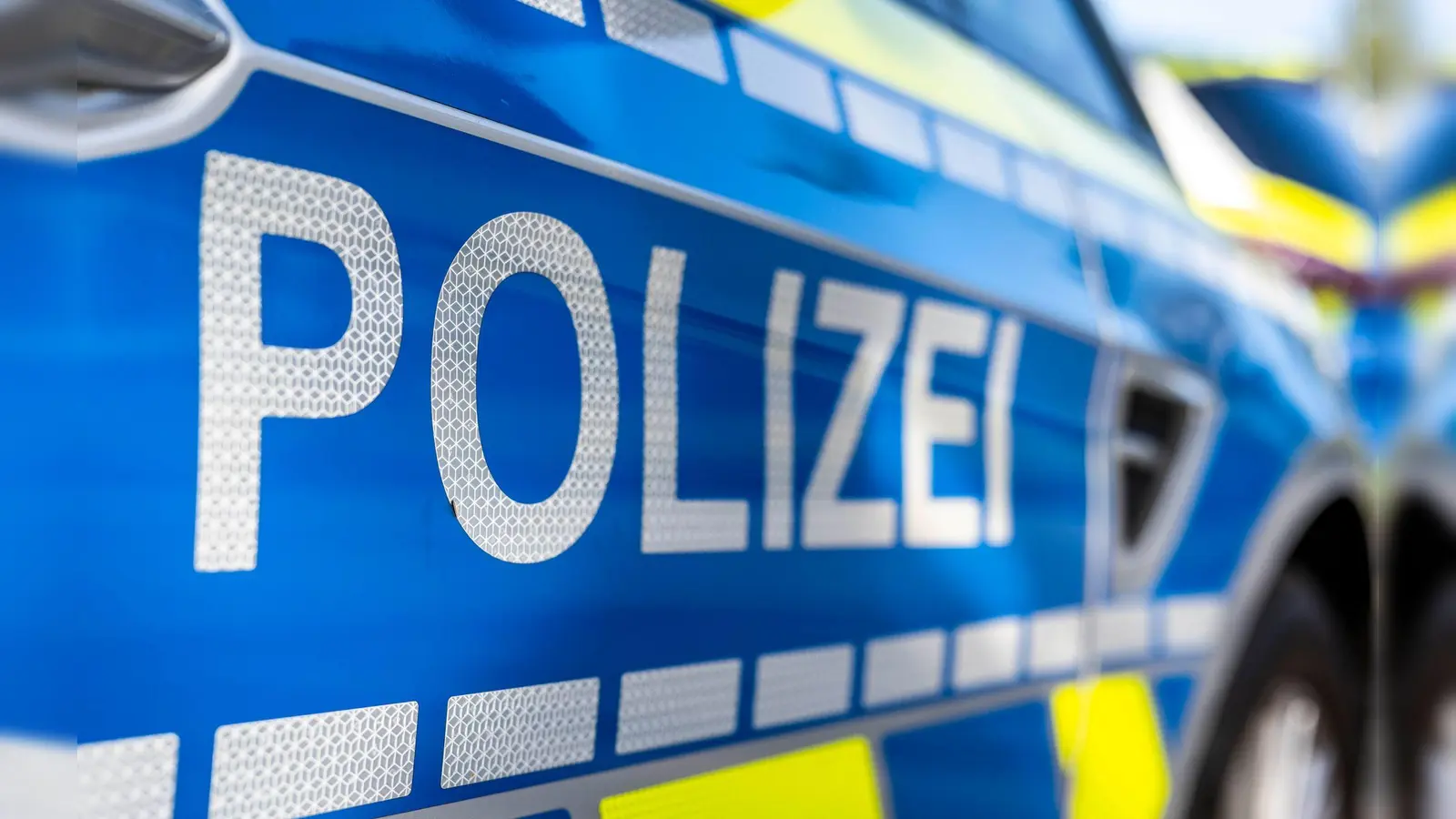 Mit einer neuen Betrugsmasche haben falsche Polizisten eine 67-Jährige in Neunburg vorm Wald um kostbaren Schmuck gebracht. (Symbolbild) (Foto: David Inderlied/dpa)