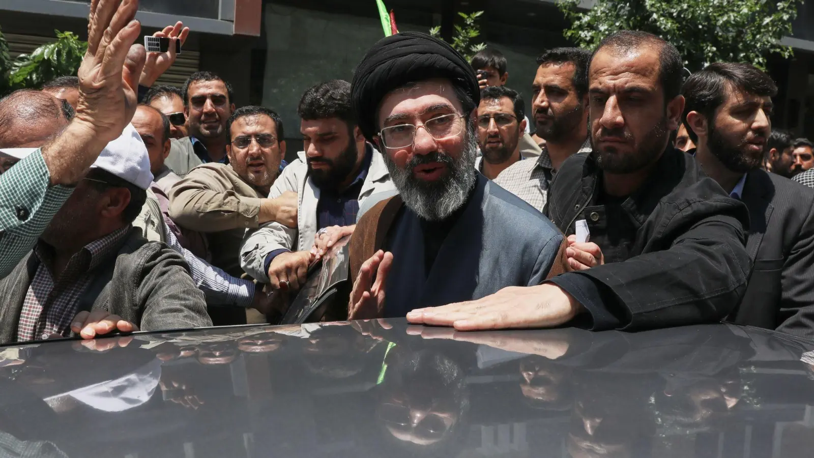 Chameneis Vater wurde bei Angriffen von Israel und USA getötet (Archivbild). (Foto: Vahid Salemi/AP/dpa)