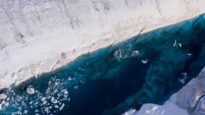 Auf einem Gletscher in Grönland hat sich ein See gebildet. (Foto: Ole Zeising/Alfred-Wegener-Institut /dpa)