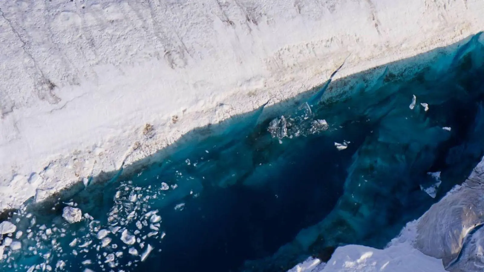 Auf einem Gletscher in Grönland hat sich ein See gebildet. (Foto: Ole Zeising/Alfred-Wegener-Institut /dpa)
