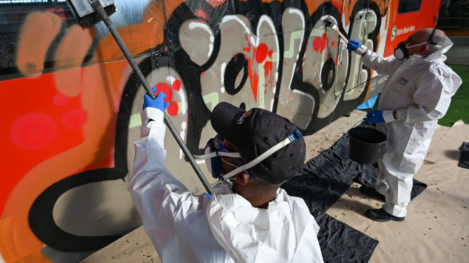 Schmierereien verursachen Millionen-Schäden bei der Bahn. (Archivbild) (Foto: Arne Dedert/dpa)