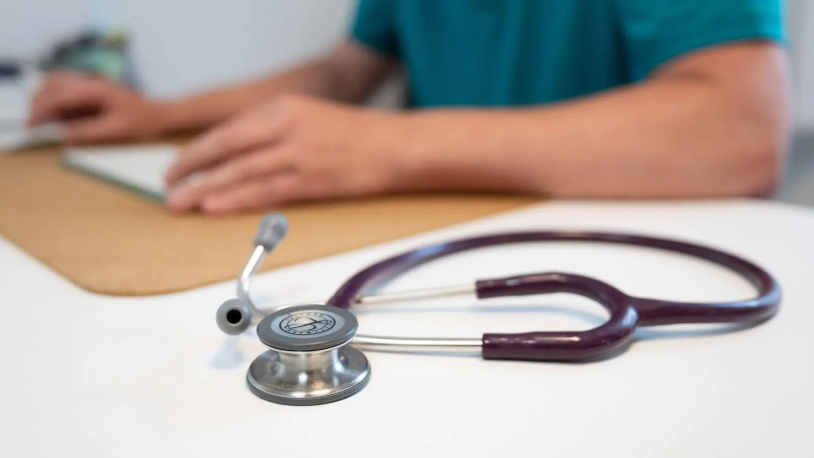 Ist die Arbeitsunfähigkeit unglaubwürdig, kann der Arbeitgeber die Lohnfortzahlung verweigern. (Foto: Sebastian Kahnert/dpa/dpa-tmn)